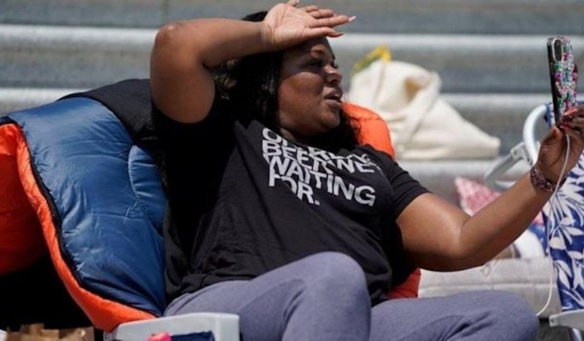 Anti-eviction lawmaker camps overnight on US Capitol steps